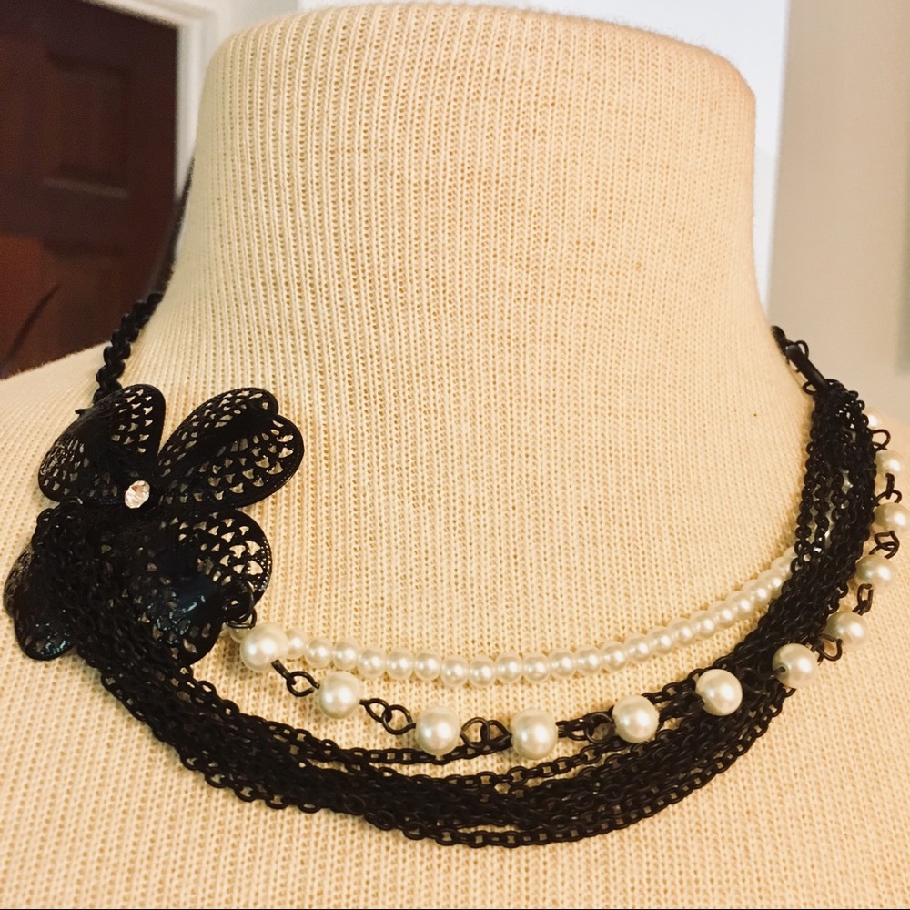Fun Flower And Pearl Necklace